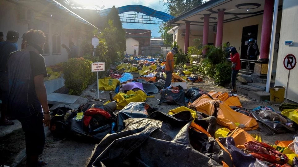 Χάος στην Ινδονησία: Έκκληση για διεθνή βοήθεια μετά την τραγωδία των 832 νεκρών
